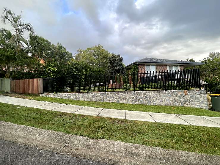 Complete stone retaining wall