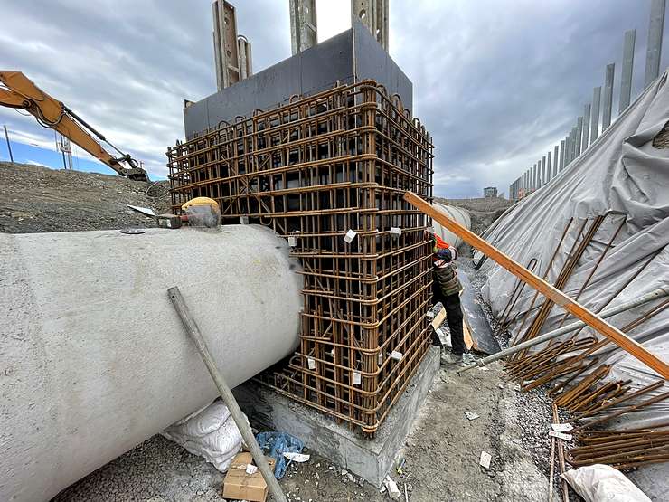 Medium formed and reinforced drainage pit pour